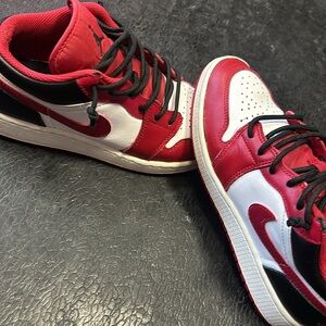 Jordan 1 Low
Bulls (GS) size 5